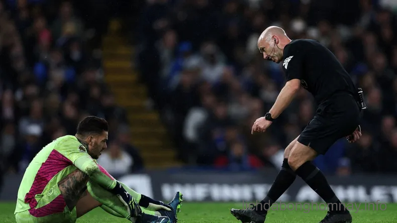 Ederson đã bị đau bàn chân trái