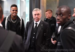 Thầy trò HLV Ancelotti gặp sự cố tại Manchester